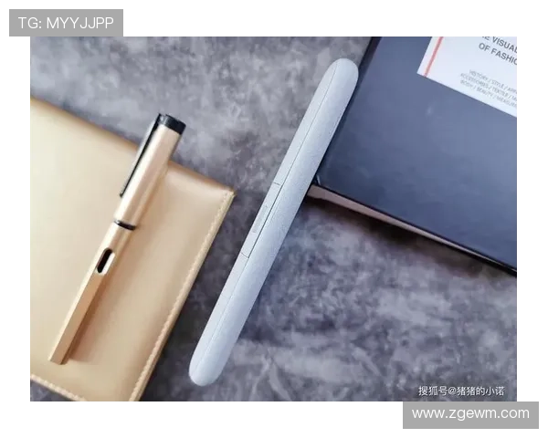 足球场上颜值与实力并存的高颜值球星正面照，展现帅气与魅力的完美结合